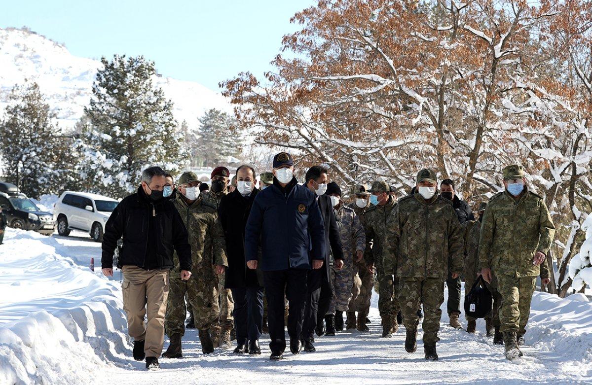 Milli Savunma Bakanı Hulusi Akar Irak sınırında