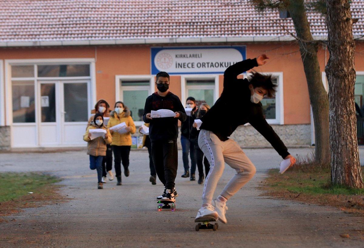 Öğrencilerin karne günü: Yarıyıl tatili başladı