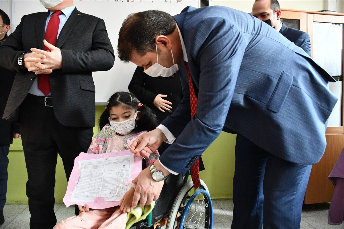 Öğrencilerin karne günü: Yarıyıl tatili başladı