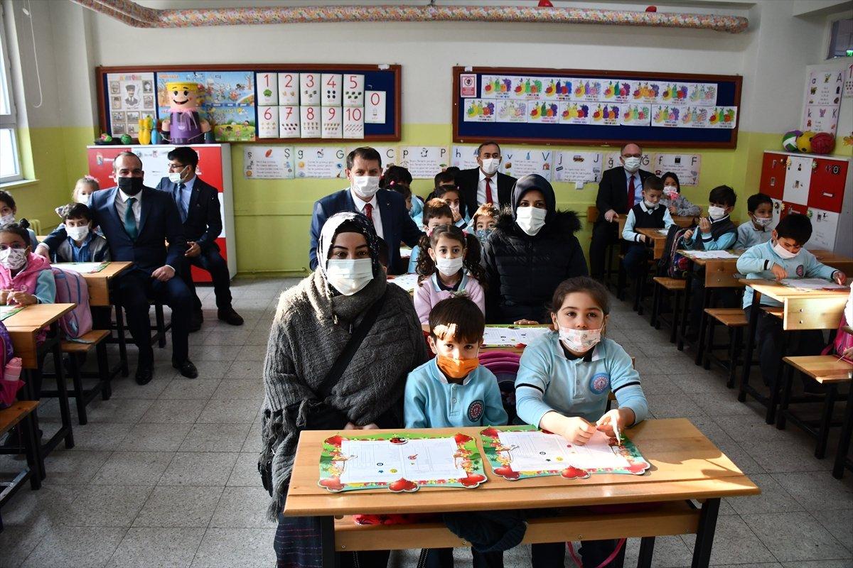 Öğrencilerin karne günü: Yarıyıl tatili başladı