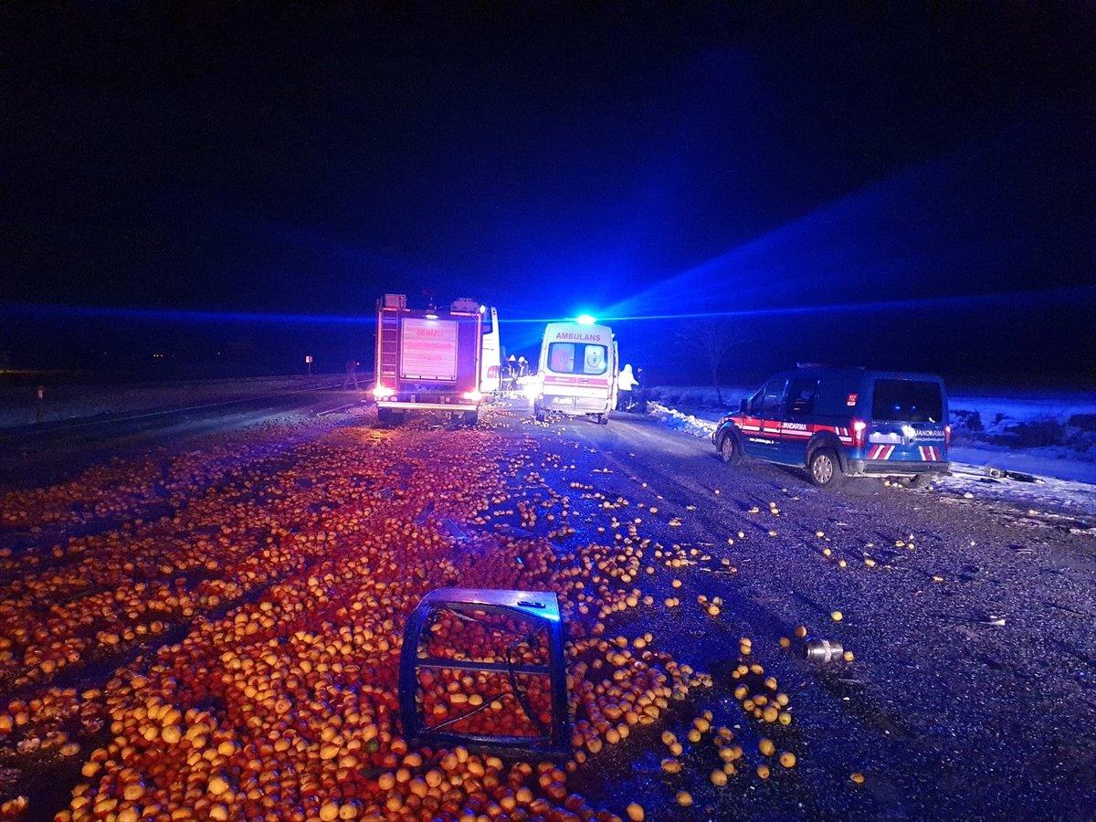 Denizli'de yolcu otobüsü tıra arkadan çarptı