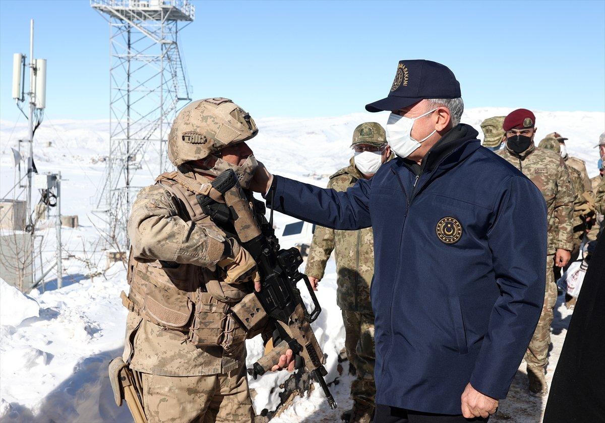 Hulusi Akar, TSK komuta kademesi ile sınırın sıfır noktasında