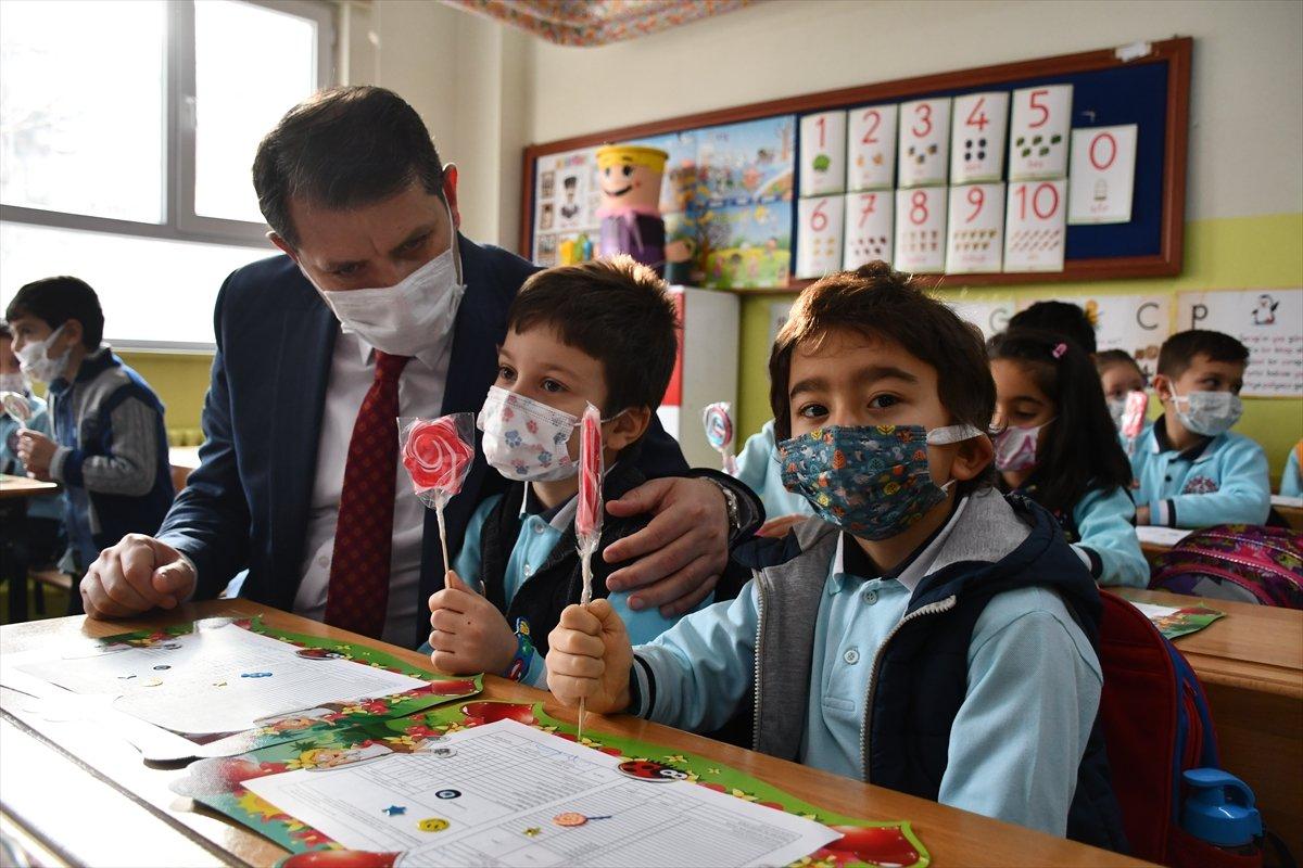 Öğrencilerin karne günü: Yarıyıl tatili başladı