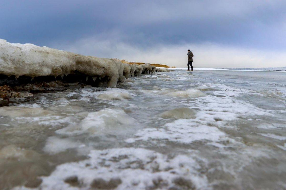 Van Gölü tuzlu ve sodalı olmasına rağmen buz tuttu