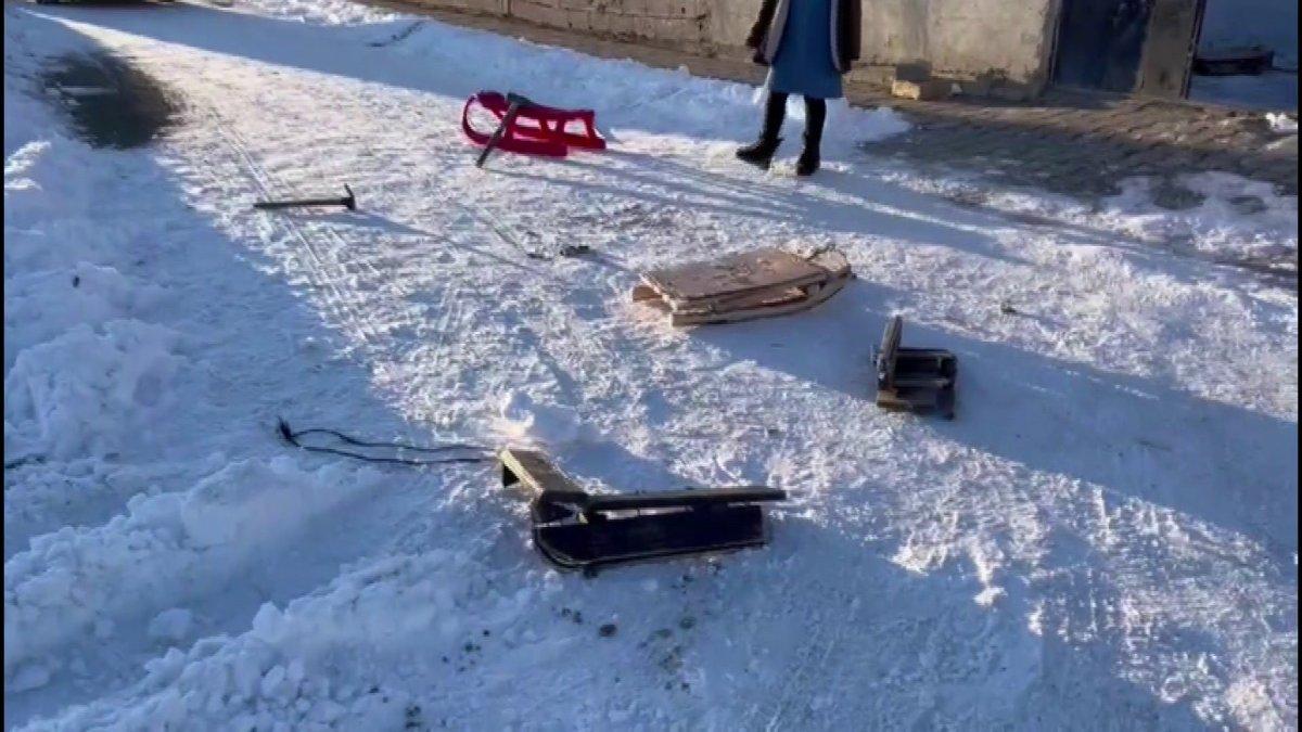 Erzurun'da kızakla kayan iki kardeş otomobilin altında kaldı