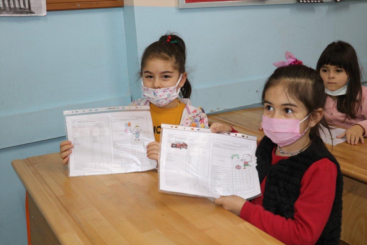 Öğrencilerin karne günü: Yarıyıl tatili başladı