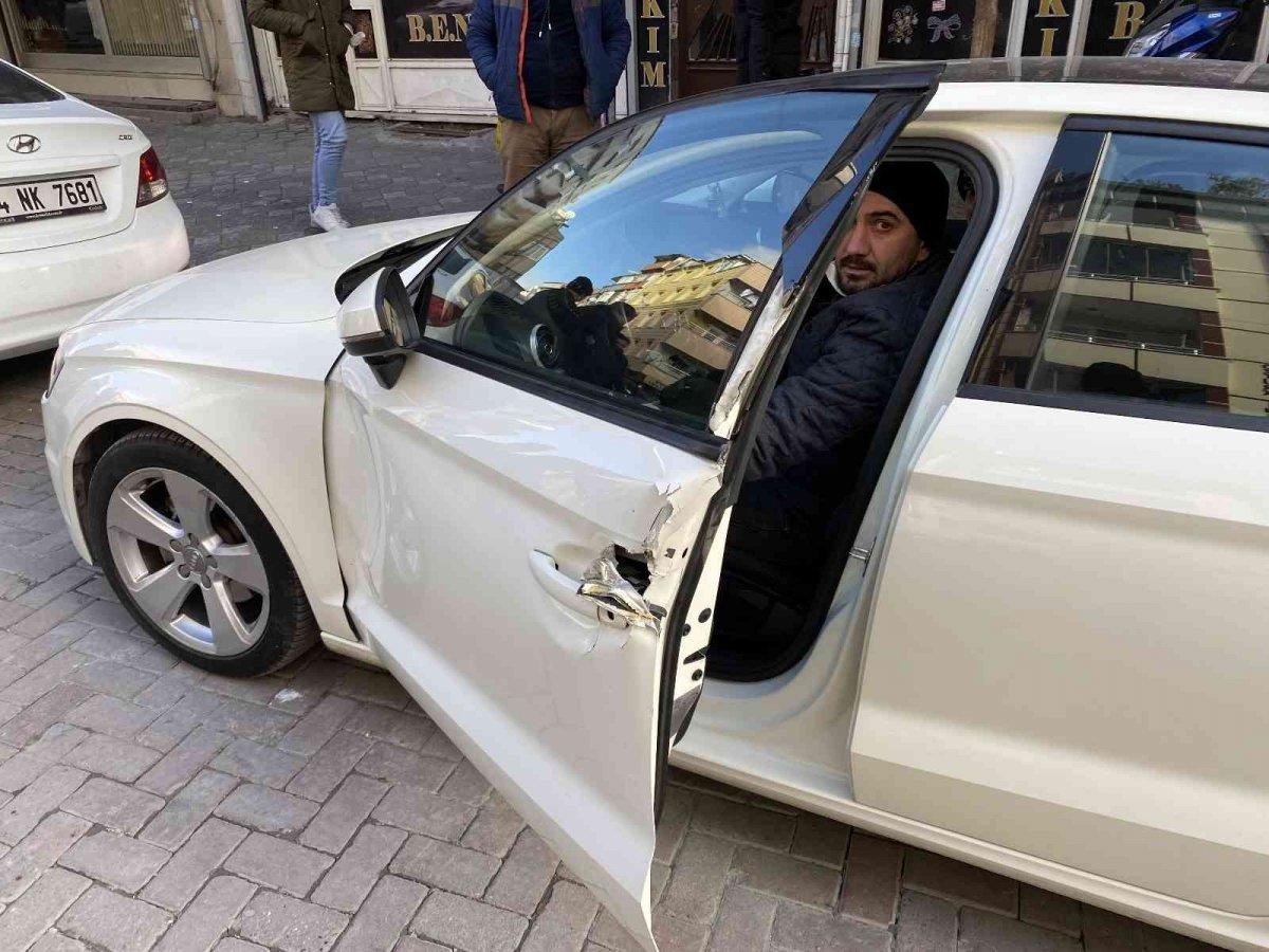 Zeytinburnu’nda, otomobille kamyonun arasına sıkışan parmakları koptu