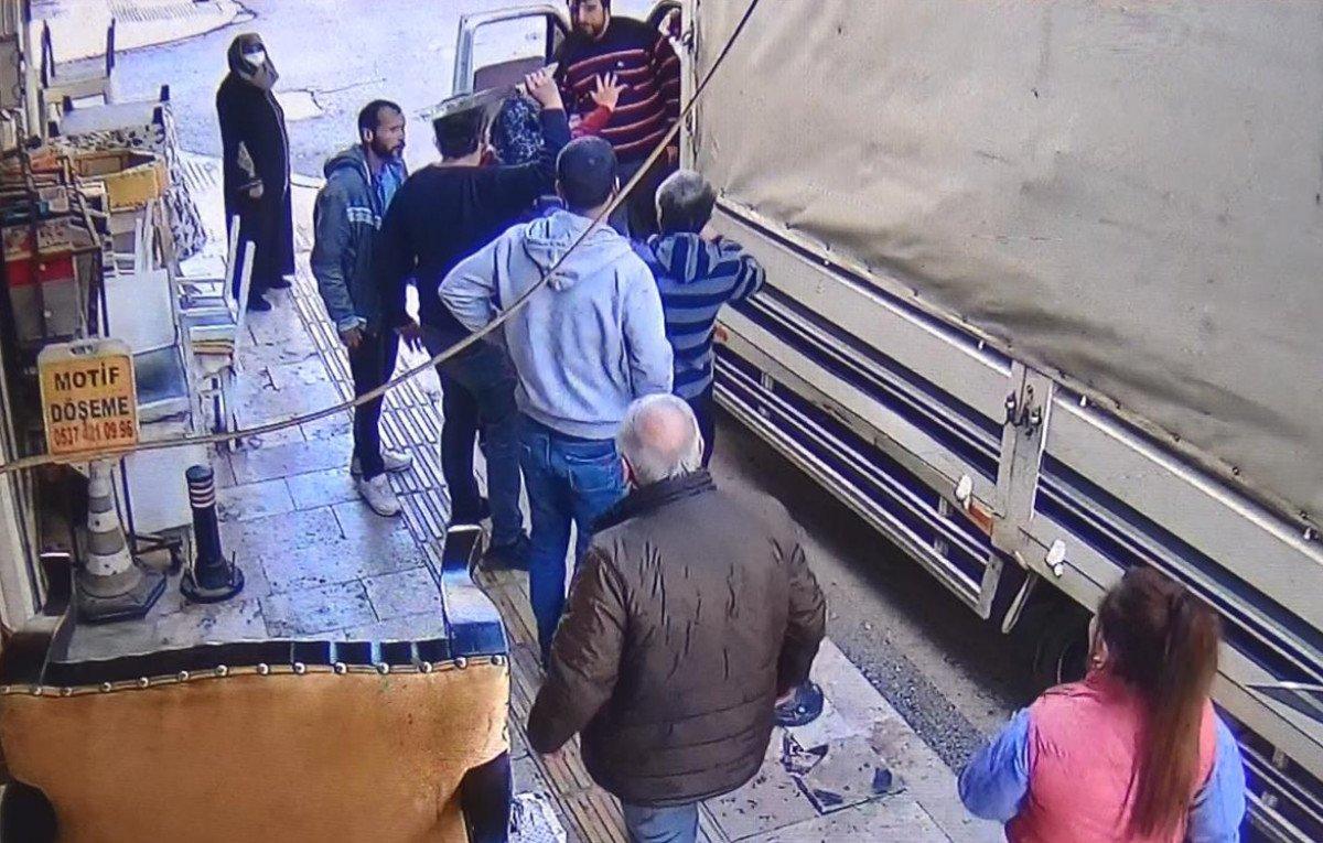 Antalya’da 50 lira için birbirine girdiler