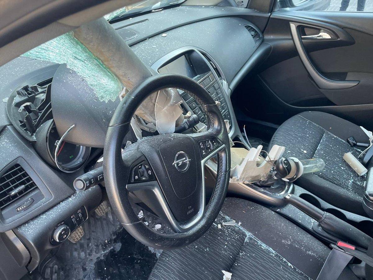 Mersin'de devrilen direk aracın camına saplandı