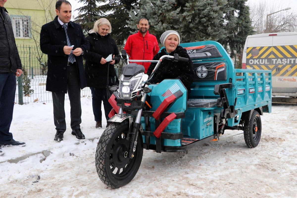 Murat Kurum'dan hurda topladığı motosikleti çalınınca ağlayan kadına hediye