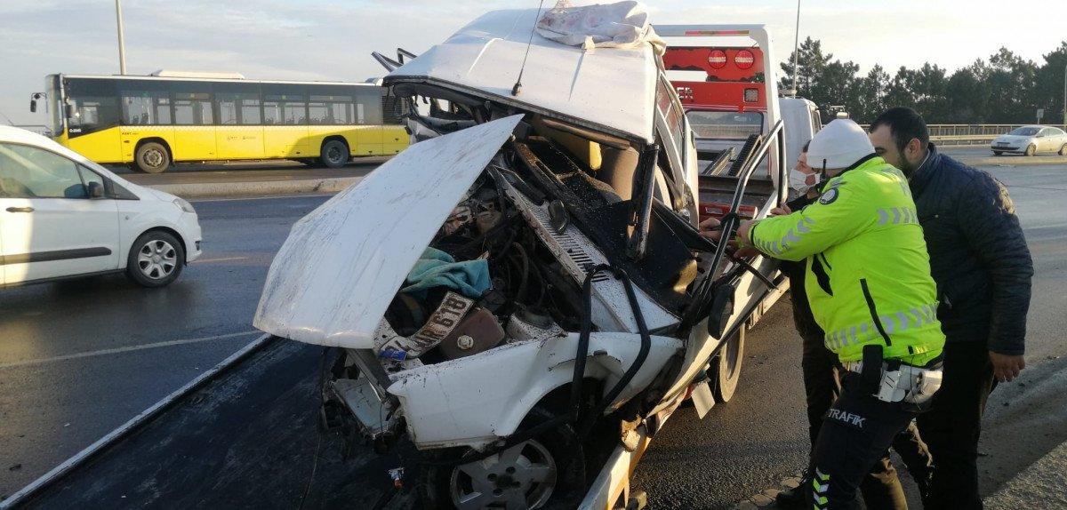 Arnavutköy’deki kazada otomobil hurdaya döndü, sürücüsü öldü