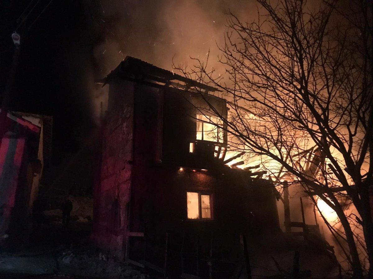 Kütahya'da yanan evi kar topu ile söndürmeye çalıştılar