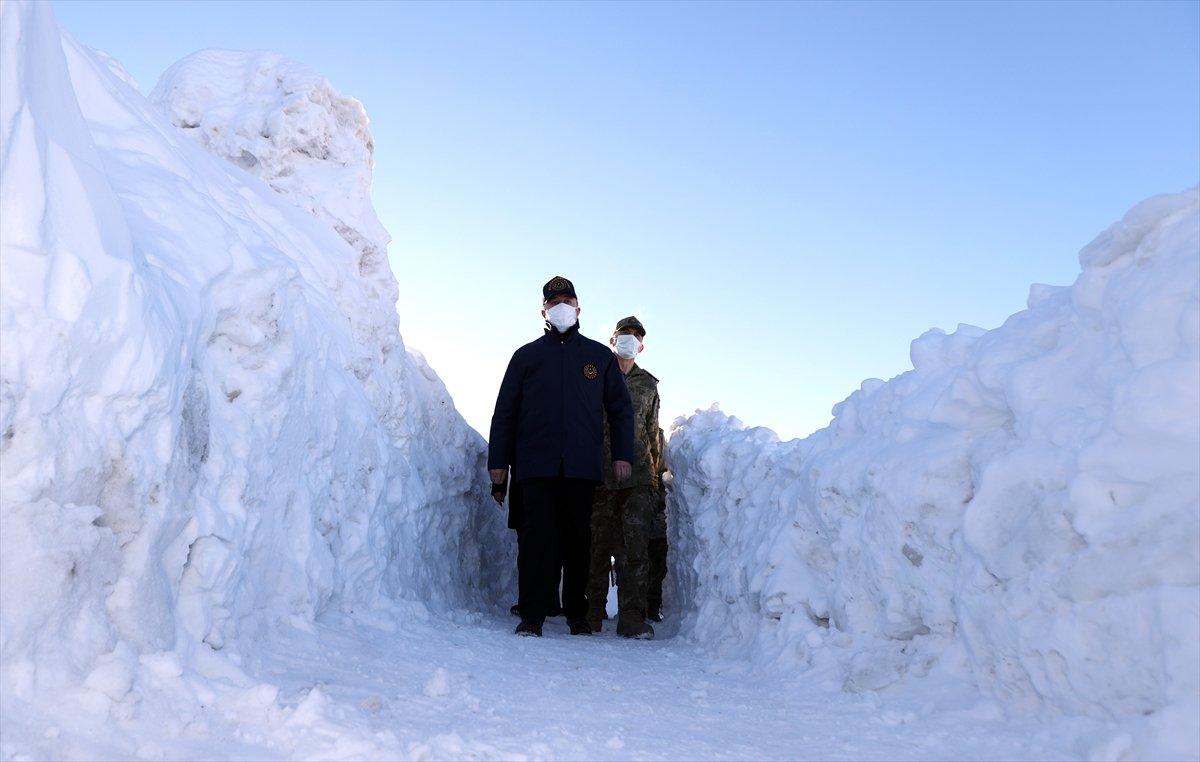 Hulusi Akar, TSK komuta kademesi ile sınırın sıfır noktasında