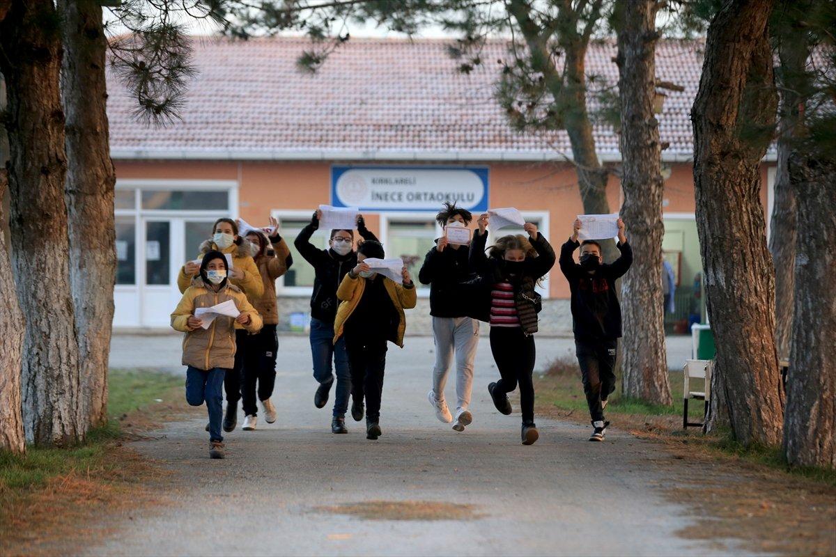 Öğrencilerin karne günü: Yarıyıl tatili başladı