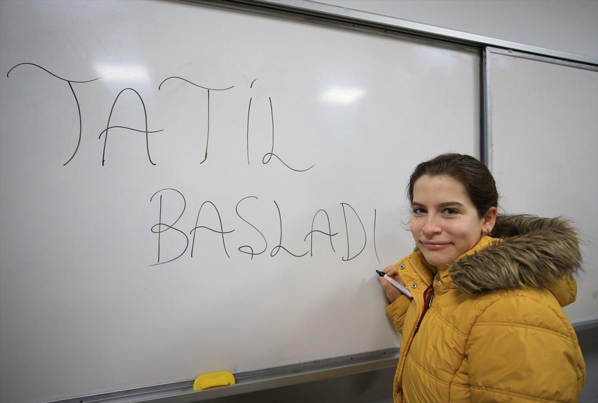 Öğrencilerin karne günü: Yarıyıl tatili başladı