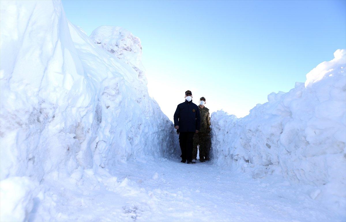 Hulusi Akar, TSK komuta kademesi ile sınırın sıfır noktasında