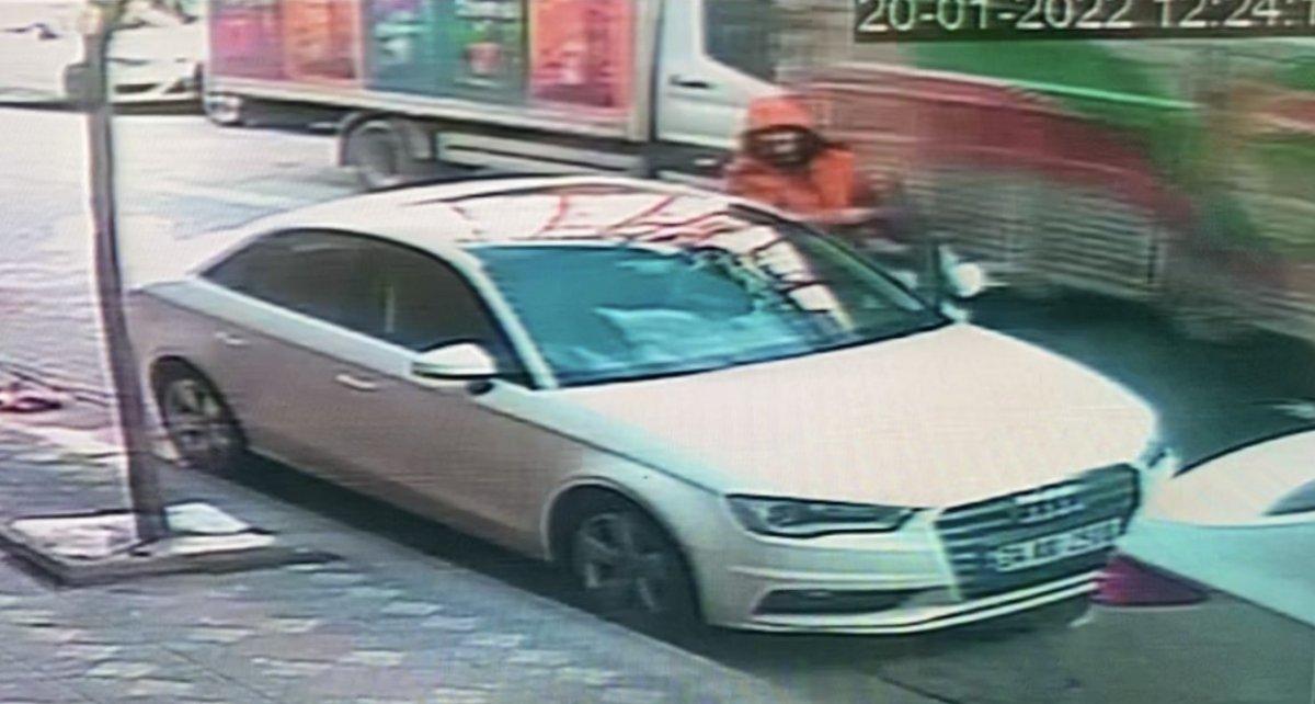 Zeytinburnu’nda, otomobille kamyonun arasına sıkışan parmakları koptu