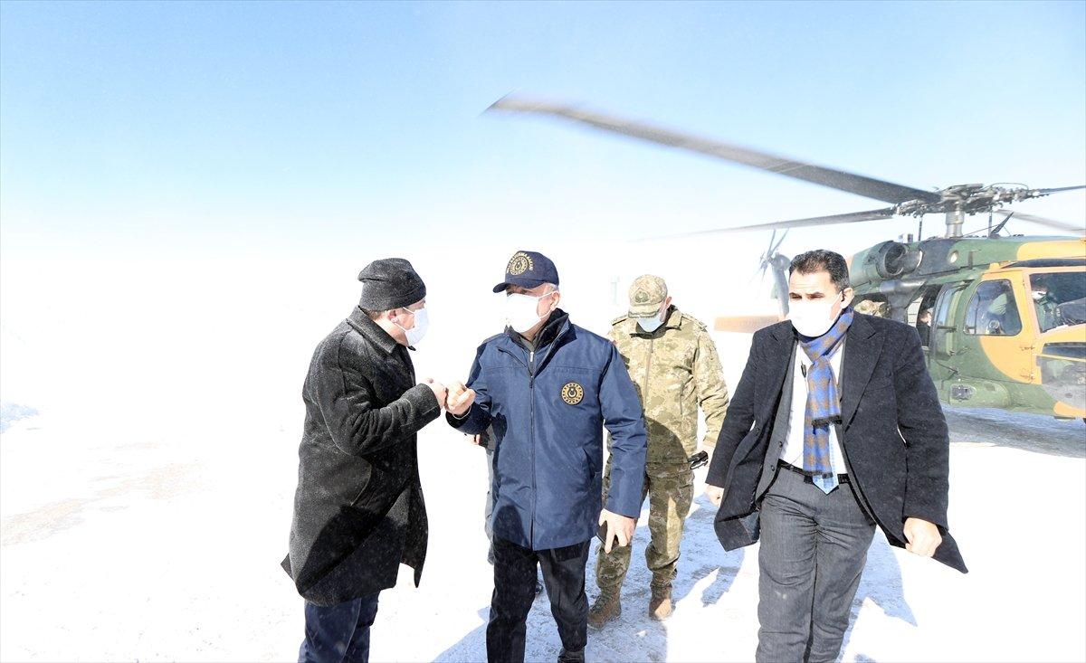 Hulusi Akar, TSK komuta kademesi ile sınırın sıfır noktasında