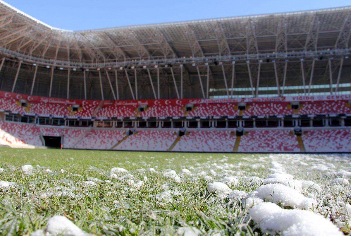 Sivas 4 Eylül Stadı, alttan ısıtma ile Fenerbahçe maçına hazırlanacak