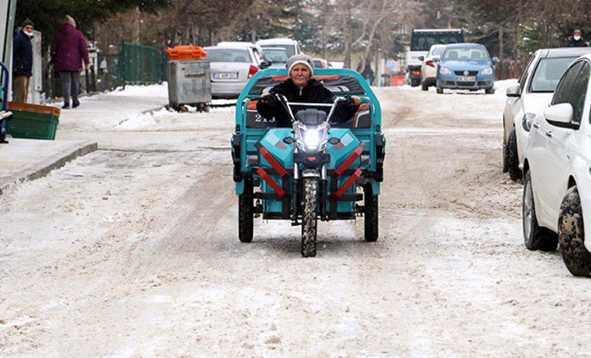 Murat Kurum'dan hurda topladığı motosikleti çalınınca ağlayan kadına hediye