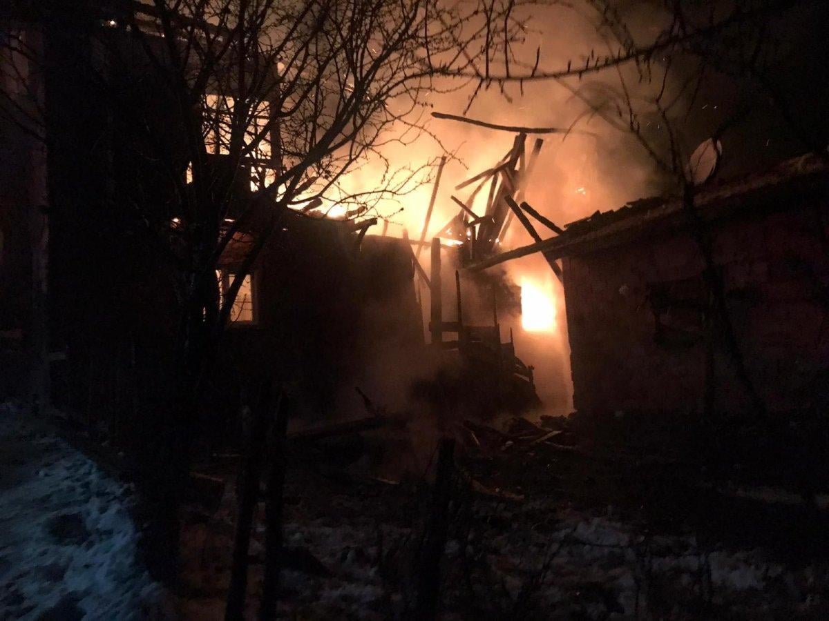 Kütahya'da yanan evi kar topu ile söndürmeye çalıştılar