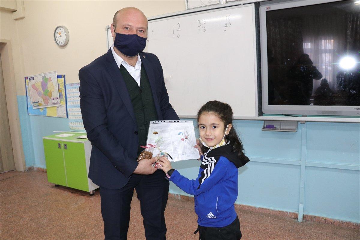 Öğrencilerin karne günü: Yarıyıl tatili başladı