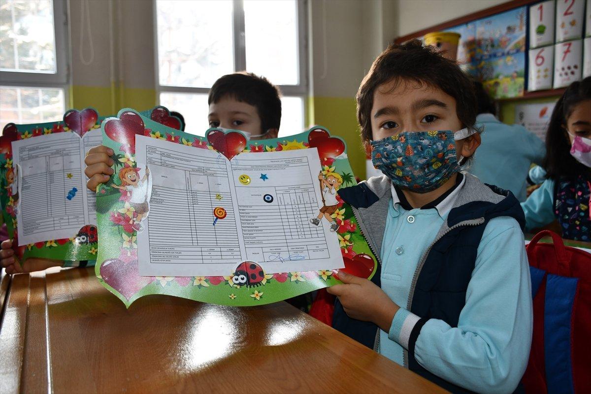 Öğrencilerin karne günü: Yarıyıl tatili başladı