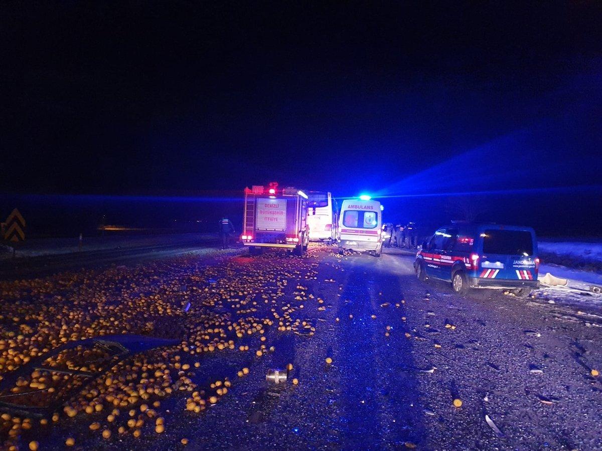 Denizli'de yolcu otobüsü tıra arkadan çarptı