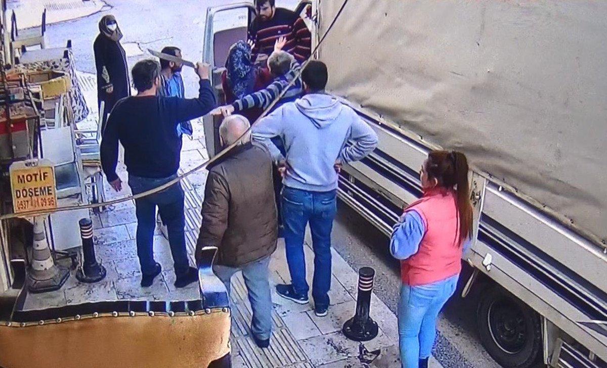 Antalya’da 50 lira için birbirine girdiler