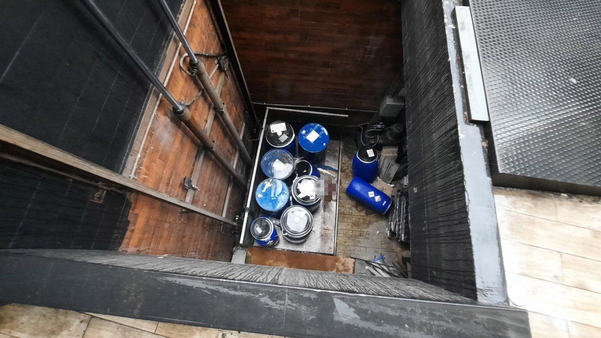 Beyoğlu'nda yük asansörü zemine çakıldı