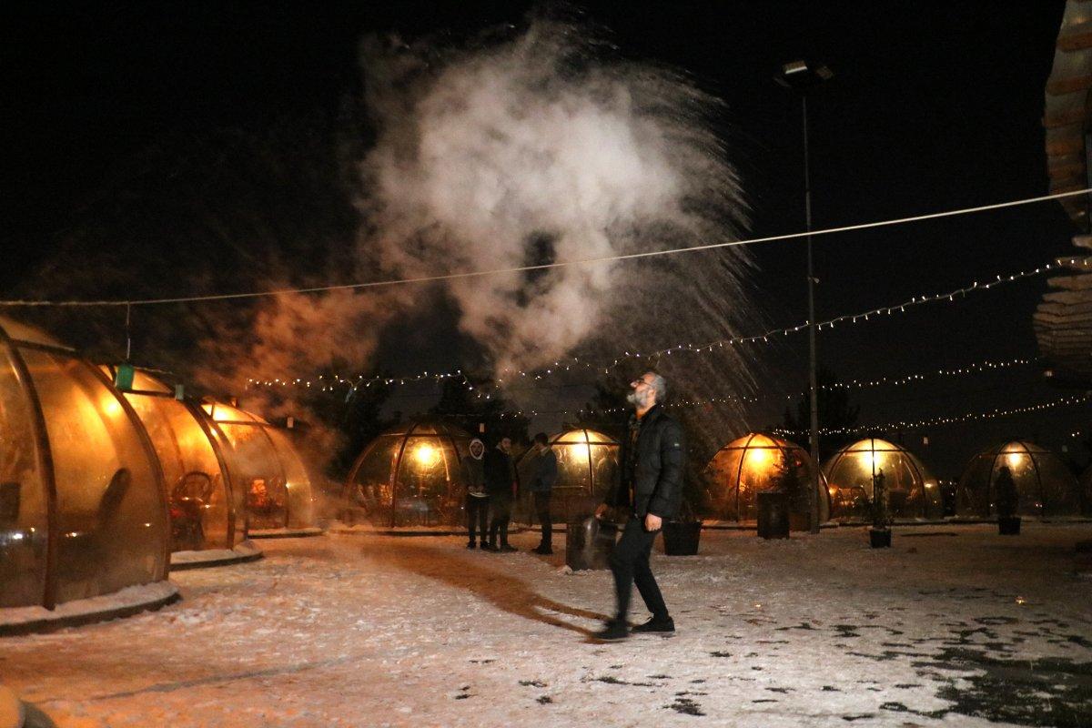 Sivas'ta hava eksi 15 derece: Kaynar su havada dondu