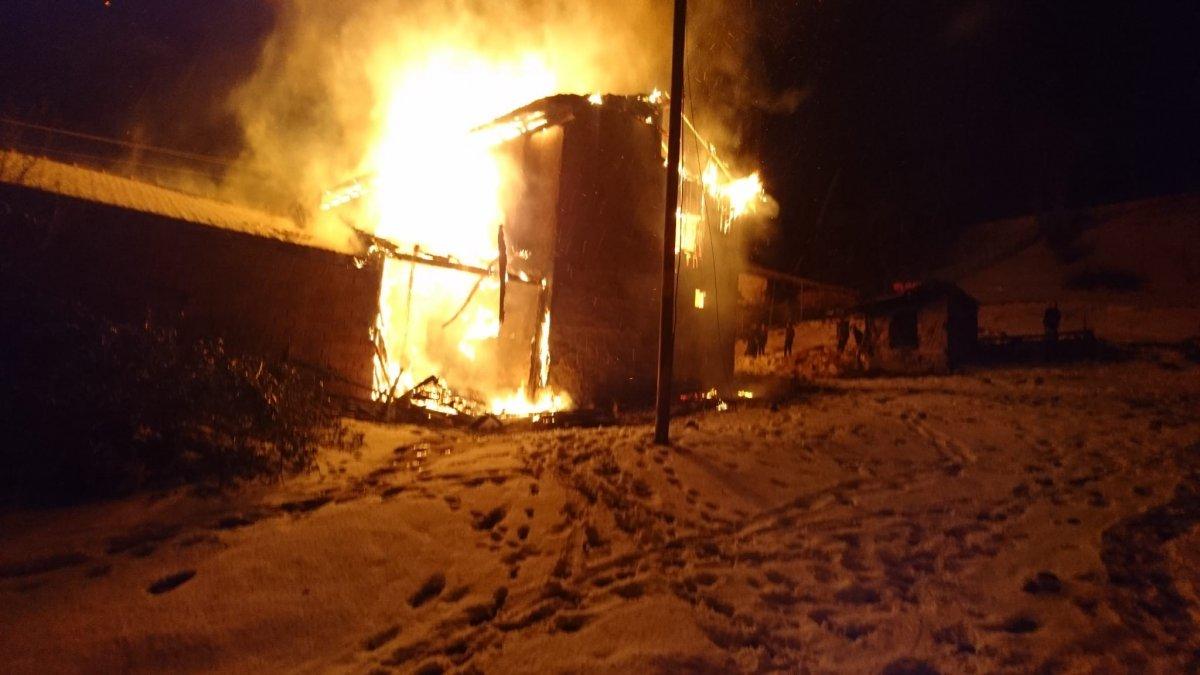 Kütahya'da yanan evi kar topu ile söndürmeye çalıştılar