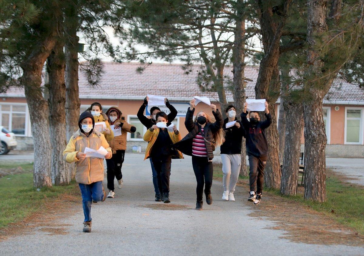 Öğrencilerin karne günü: Yarıyıl tatili başladı