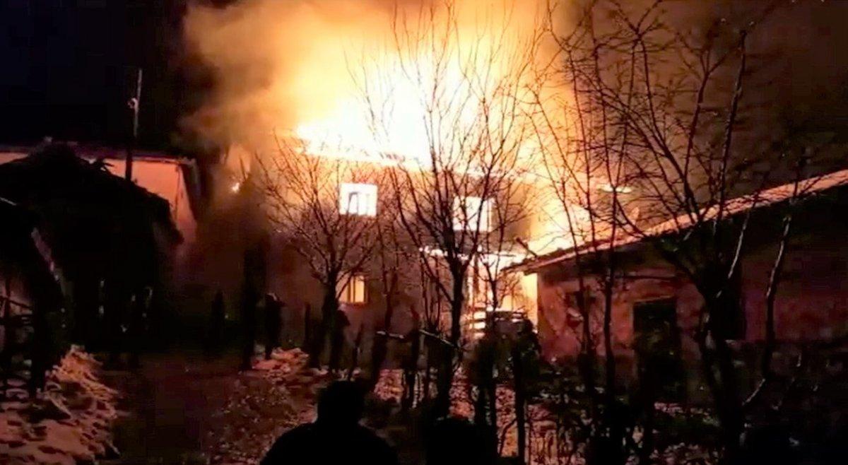 Kütahya'da yanan evi kar topu ile söndürmeye çalıştılar