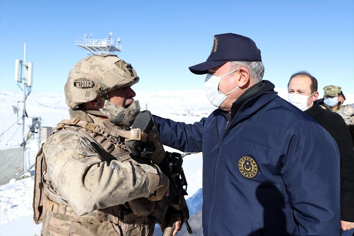 Hulusi Akar, TSK komuta kademesi ile sınırın sıfır noktasında