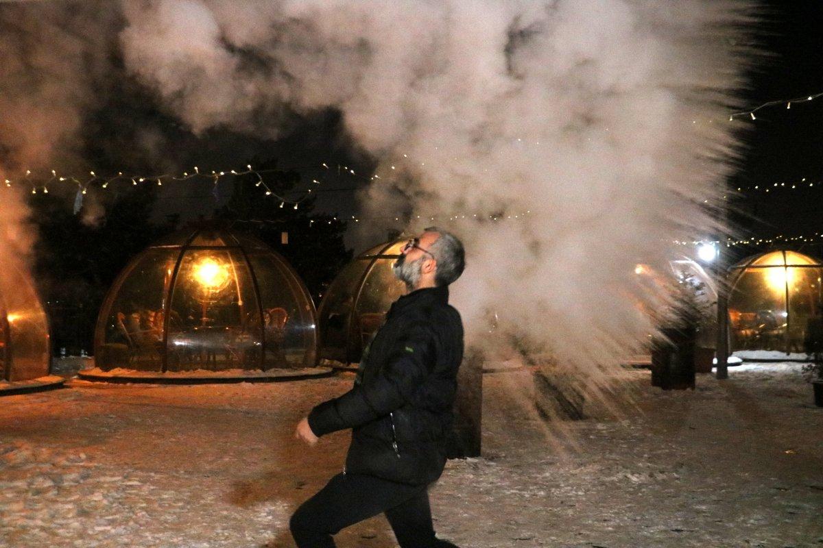 Sivas'ta hava eksi 15 derece: Kaynar su havada dondu