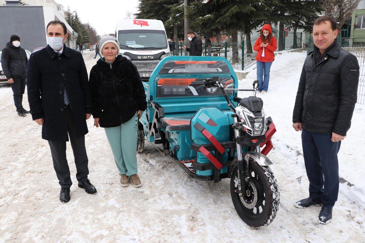 Murat Kurum'dan hurda topladığı motosikleti çalınınca ağlayan kadına hediye