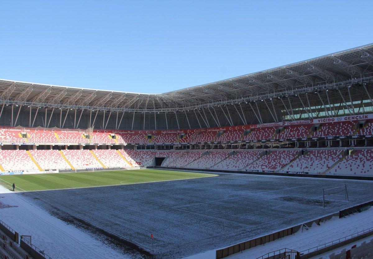 Sivas 4 Eylül Stadı, alttan ısıtma ile Fenerbahçe maçına hazırlanacak