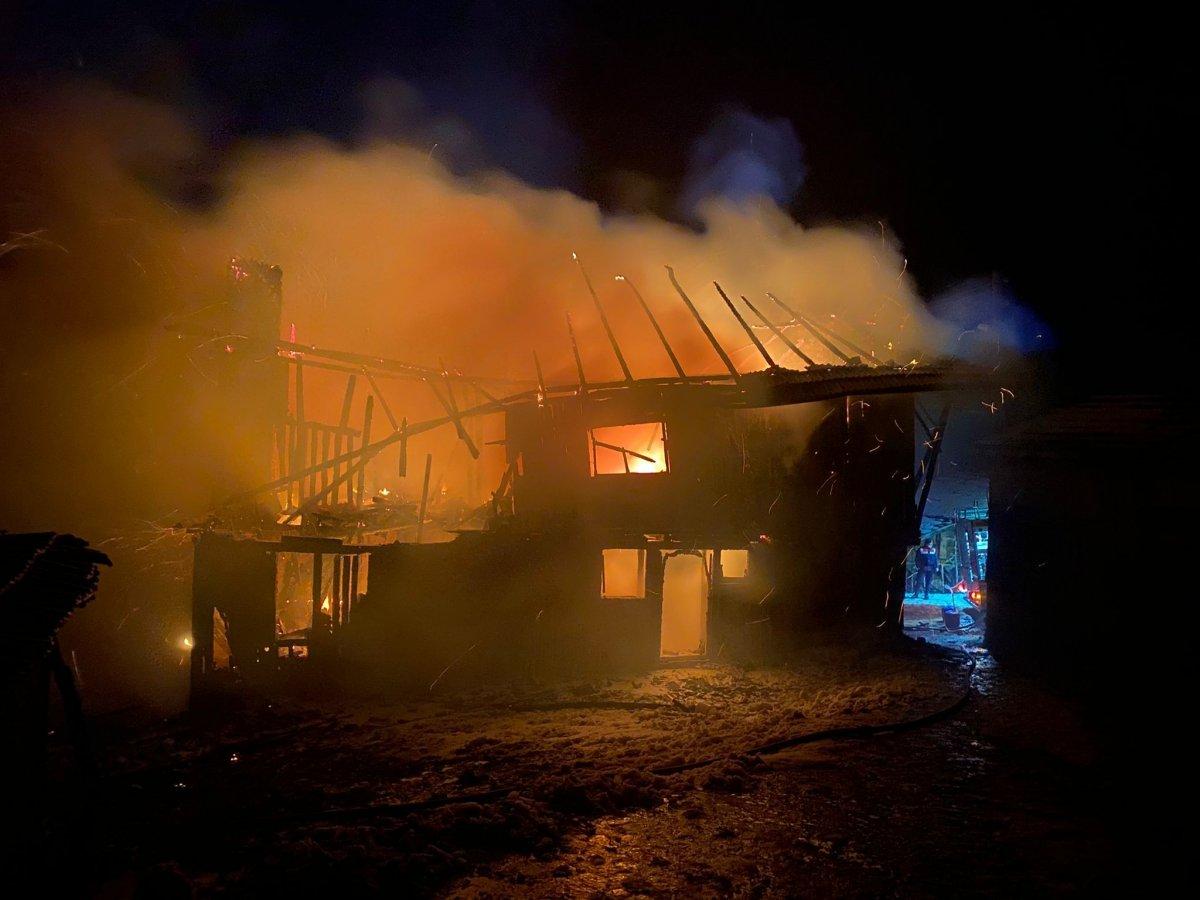 Kütahya'da yanan evi kar topu ile söndürmeye çalıştılar