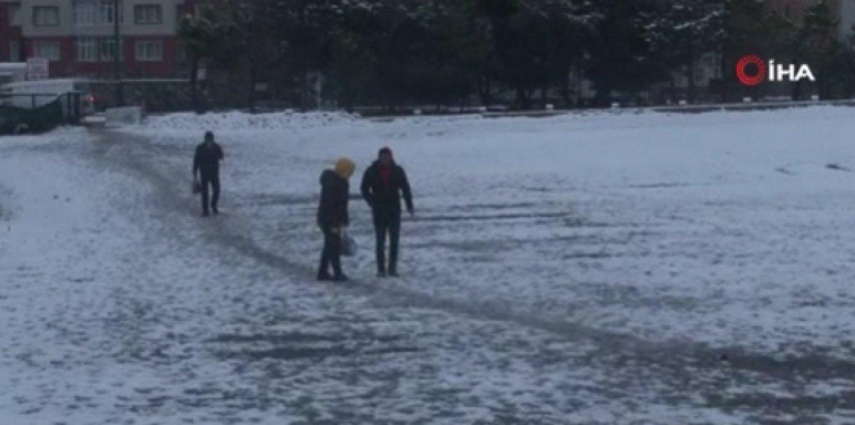 Beylikdüzü'nde vatandaşların karla mücadelesi