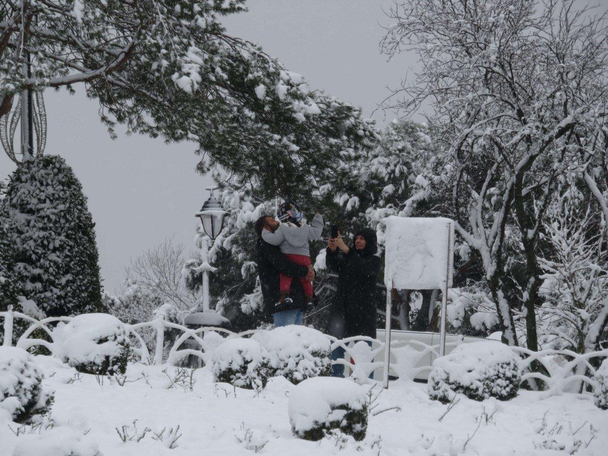 Çamlıca Tepesi beyaza büründü, ortaya kartpostallık manzaralar çıktı