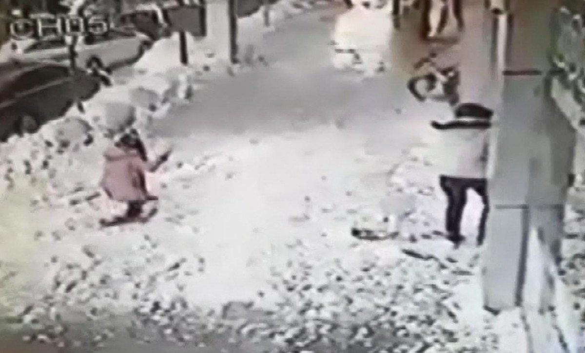 Karabük'te kaldırımda yürüyen kadının üzerine kar kütlesi düştü