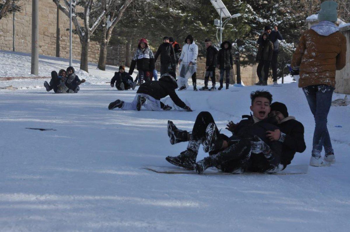 Karın tadını çıkarmak isteyenler Karaman Kalesi'ne akın ettı