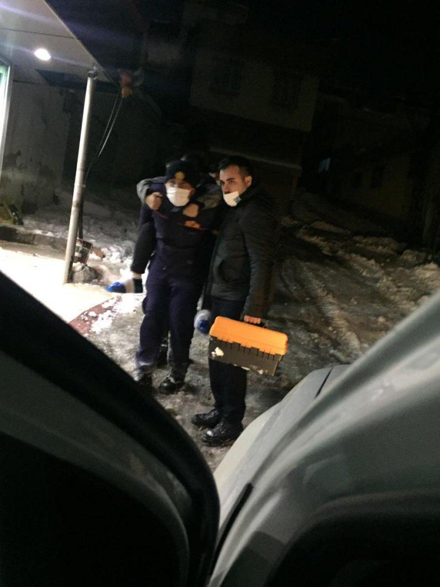 Gaziantep’te itfaiye eri hasta kadını sırtında taşıdı