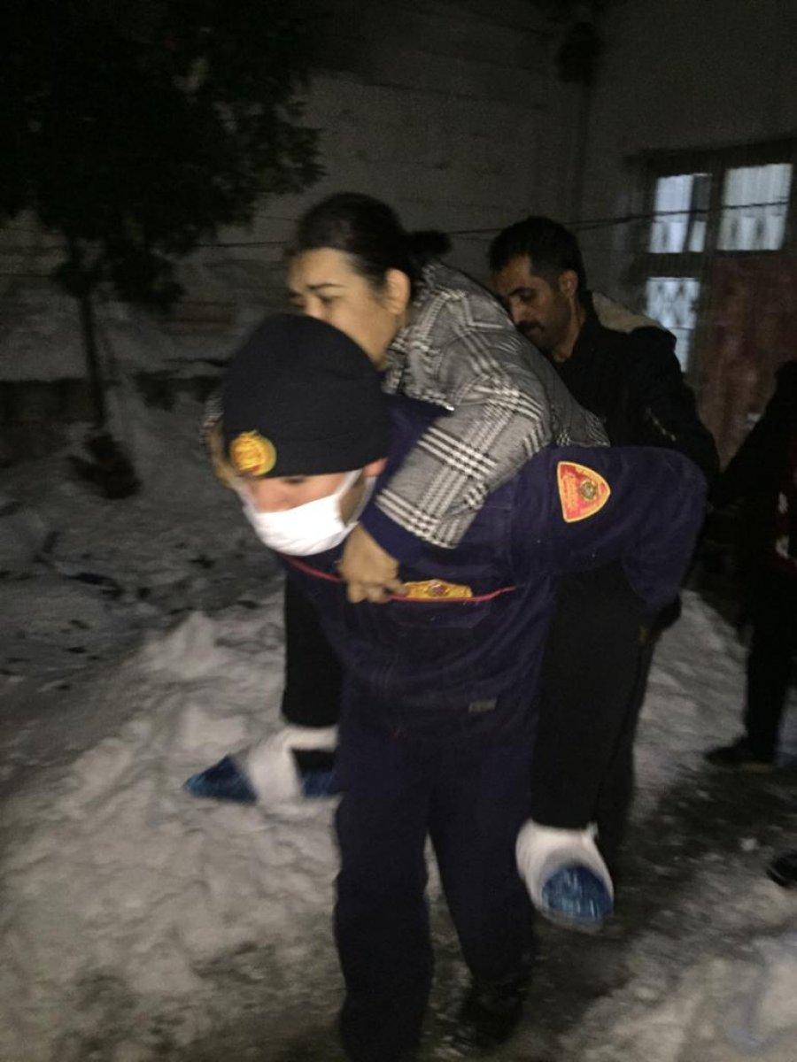 Gaziantep’te itfaiye eri hasta kadını sırtında taşıdı