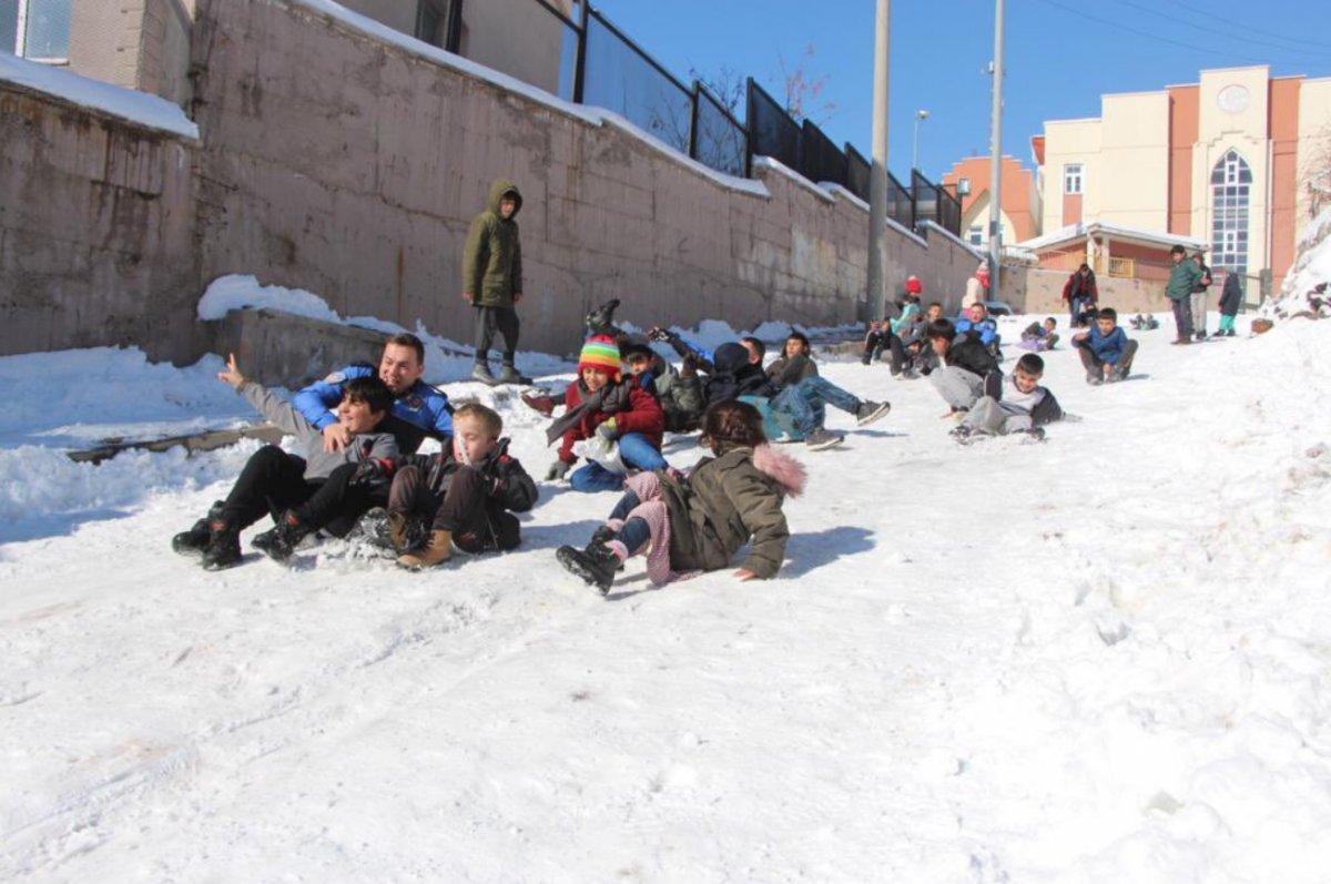 Şırnak'ta karnelerini alan öğrenciler, polislerle kartopu oynadı