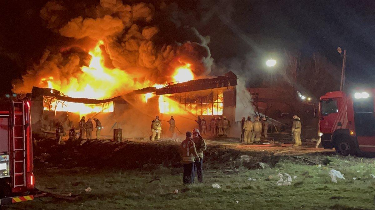 Arnavutköy'de köpük fabrikasında yangın çıktı