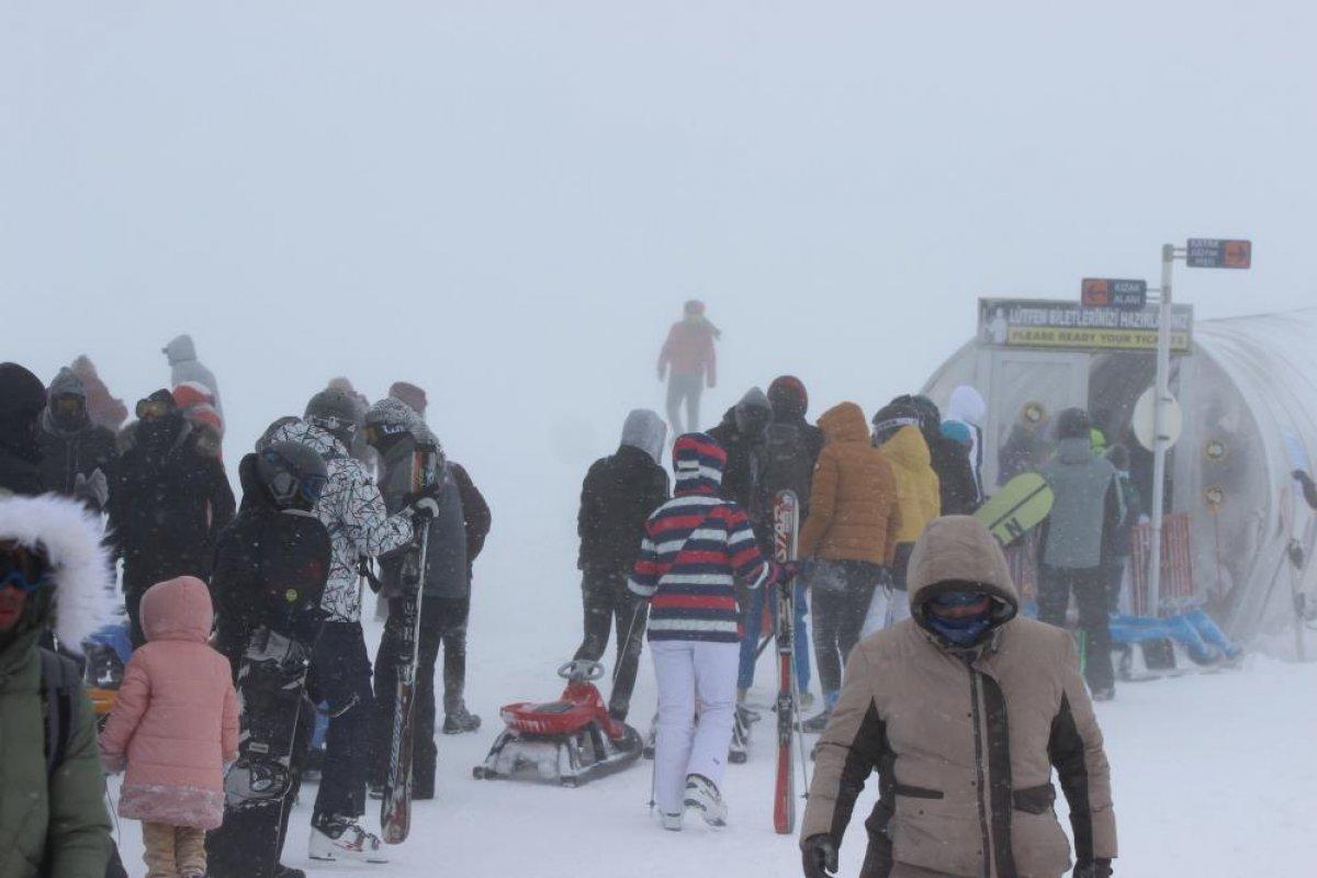 Karnelerini alan öğrenciler, Erciyes’te tatilin keyfini çıkardı