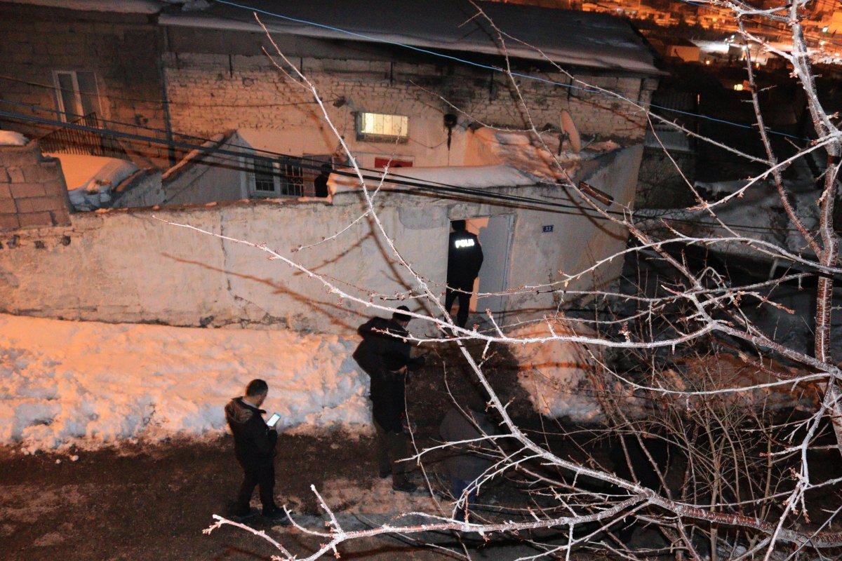 Kayseri'de evi yakmaya çalışan şahıs, bıçakla eşini rehin aldı