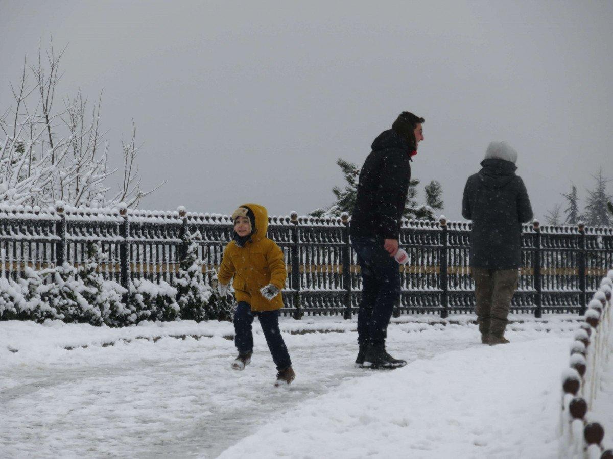Çamlıca Tepesi beyaza büründü, ortaya kartpostallık manzaralar çıktı